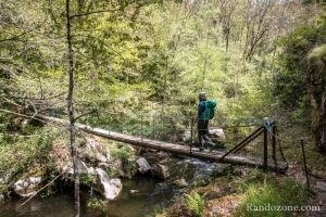 On traverse la rivire grce  la passerelle