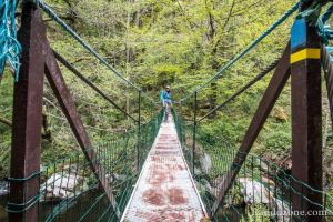 Nous traversons la passerelle
