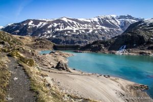 Le barrage et le sentier qui longe le lac