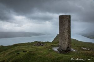 Poteau au sommet de Ben Tianavaig