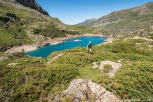 On domine le lac des Gloriettes et son barrage au loin