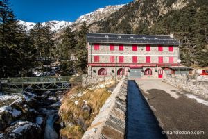 Devant l'htellerie du Pont d'Espagne