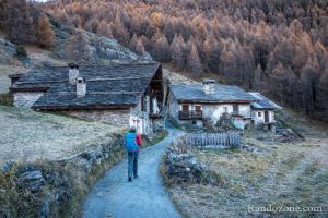 Nous traversons le hameau du Monal