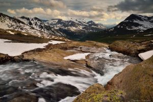 Fonte des neige en cours prs du refuge alors que le soleil se cache