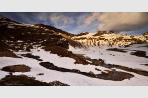 Les lacs Blanc et Noir situs derrire le refuge du Carro