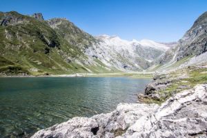On contourne le lac d'Ossoue par le droite