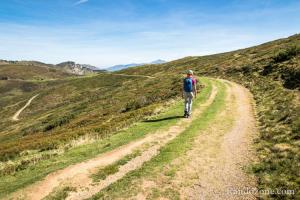 La piste descend jusqu'au col de Soum
