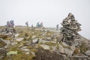 On marche dans le brouillard vers la gare du Montenvers