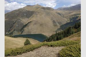 Lac de montagne au Kirghizistan