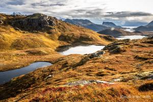 Passage au dessus des lacs dans les Lofoten Passage au dessus des lacs dans les Lofoten