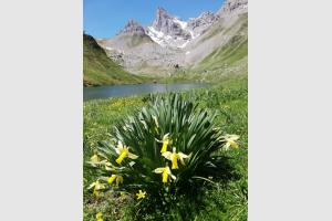 Lac de Lhurs avec en arrire plan la table des Trois Rois