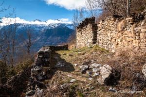 On passe  ct de plusieurs granges en ruine tout au long du parcours