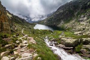 Lac de l'Embarrat infrieur vu du sentier qui monte entre les deux lacs