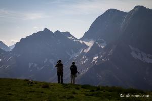 Des randonneurs contemplent les montagnes