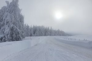 La route gele et enneige qui va  Laguiole