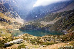 On s'loigne du lac de Peyrelade pour commencer la descente