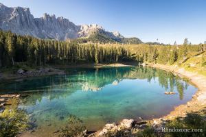Eaux cristallines du lac de Carezza en Italie