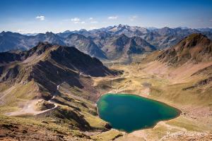Lac d'Oncet et la piste qui monte vers le pic du Midi