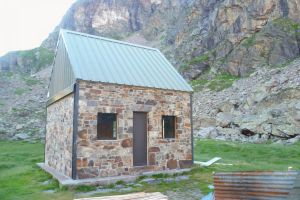 Cabane de Prat Caseneuve (2020 m) en travaux - 12 07 2012