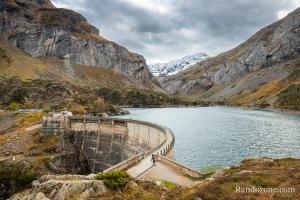 Barrage des Gloriettes et son lac en automne