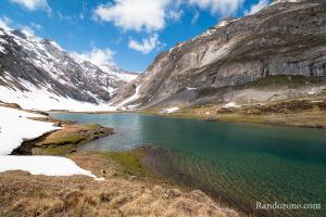 Lac d'Ossoue avec un peu de neige