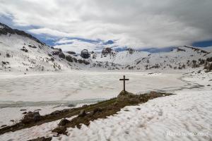 Croix devant le lac d'Allos