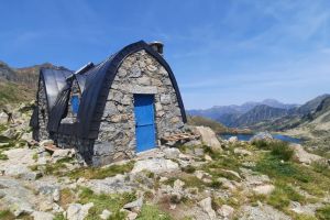 Refuge de Packe au dessus du lac du Pourtet