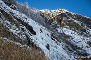 Cascade de glace sur le ct droit de la route