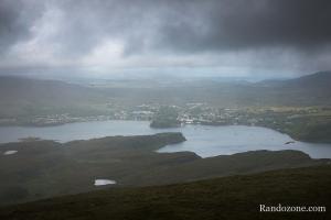 Portree sous la pluie depuis le sommet de Ben Tianavaig