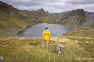 Devant le lac de Prestvatnet en Norvège Devant le lac de Prestvatnet en Norvège