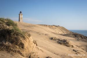 Découvrez ce superbe phare au milieu d'une dune qui plonge dans la mer Découvrez ce superbe phare au milieu d'une dune qui plonge dans la mer