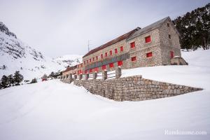 Devant le refuge du Marcadau bien avant sa rénovation