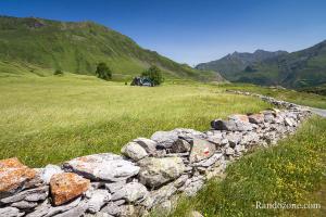 Le GR 10 passe par la piste du plateau de Saugu