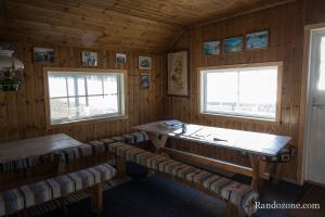 Les 2 grandes tables sur refuge Losjehytta dans les îles Vesteralen en Norvège