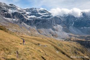 Cabane des Aires au loin dans le cirque de Troumouse