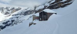 Refuge des Sarradets sous la neige en mai 2025