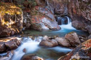 Cascade sous un pont prs de la route qui monte au Pont d'Espagne