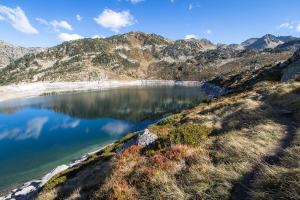 Je pars sur la droite du lac Dets Coubous pour monter vers une autre cabane