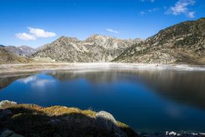 Lac Dets Coubous et le barrage qui parait petit sur cette photo