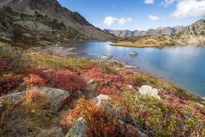 Couleurs d'automne au dessus du lac Blanc dans le massif du Néouvielle
