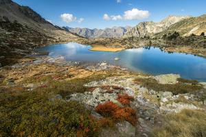 Une vue un peu plus large sur le lac Blanc avec en fond les sommets de la valle de Barges