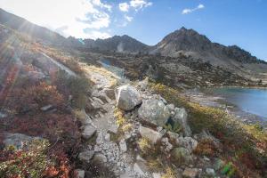 Sentier qui monte au dessus du lac Blanc dans le massif du Néouvielle
