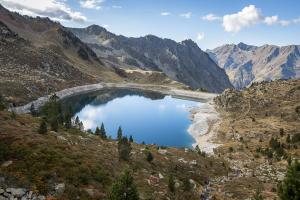 Au dessus du lac dets Coubous et son grand barrage qu'il est possible de traverser