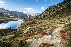 Sentier qui descend vers le lac Dets Coubous