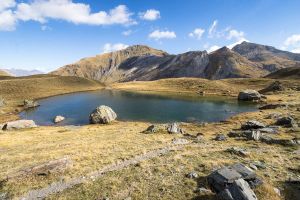 Le sentier qui s'loigne du lac du Cardal pour rejoindre le sommet