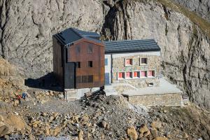 Brche de Roland dans les Pyrnes : un autre angle pour se rendre compte du contraste entre l'ancien et le nouveau refuge