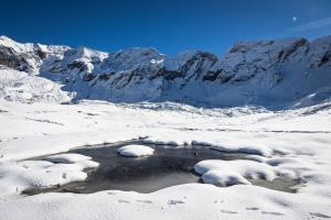 Laquet devant la muraille de Troumouse et le pic de la Munia