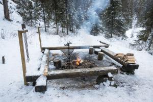 Tout est prvu  ct du refuge pour faire du feu