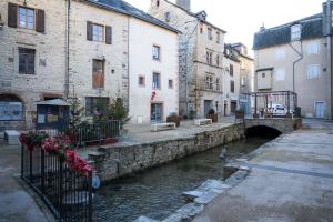 Un des nombreux canaux au coeur de La Canourgue