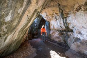 On passe par plusieurs grottes pendant la randonnée